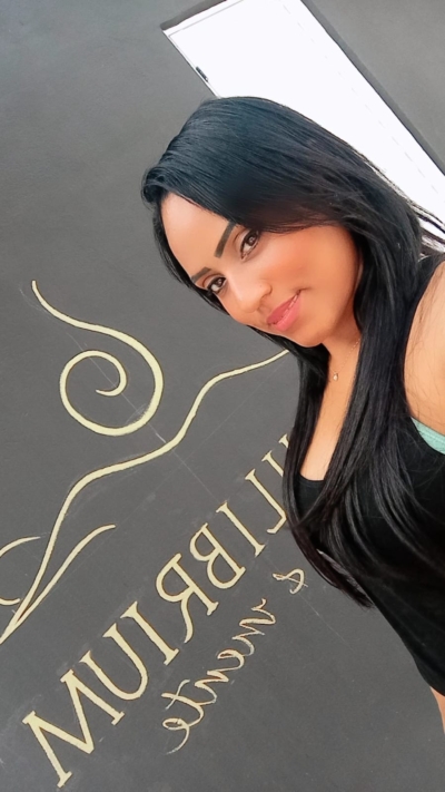Mulher com cabelo longo e liso.